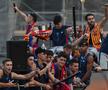 Marea sărbătoare a Barcelonei, aproape de a se transforma într-o dramă » Jucătorul a căzut din autocar, în timpul paradei