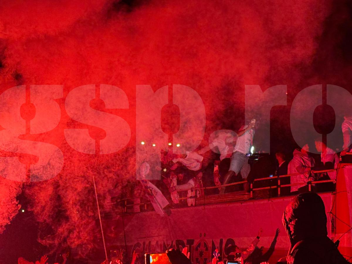 FCSB, torțe și artificii în Piața Constituției