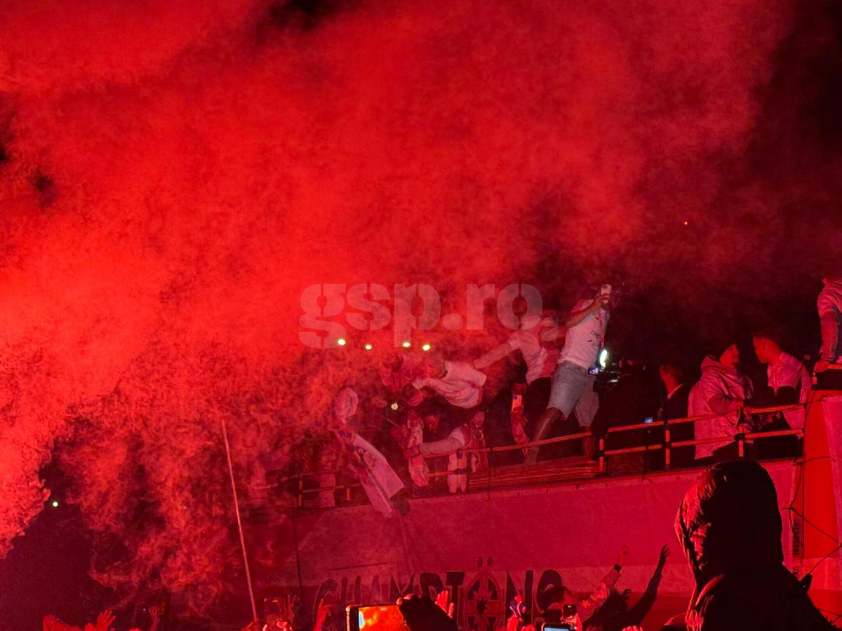 FCSB, torțe și artificii în Piața Constituției