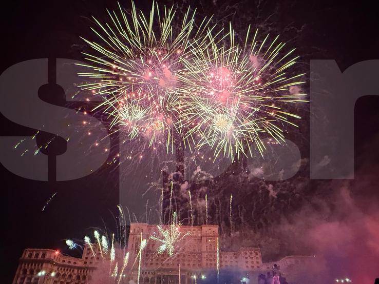 Petrecere și foc de artificii în Piața Constituției. FCSB, campioană Superligă 2024-2025. Foto: Sergiu Alexandru (GSP.RO)
