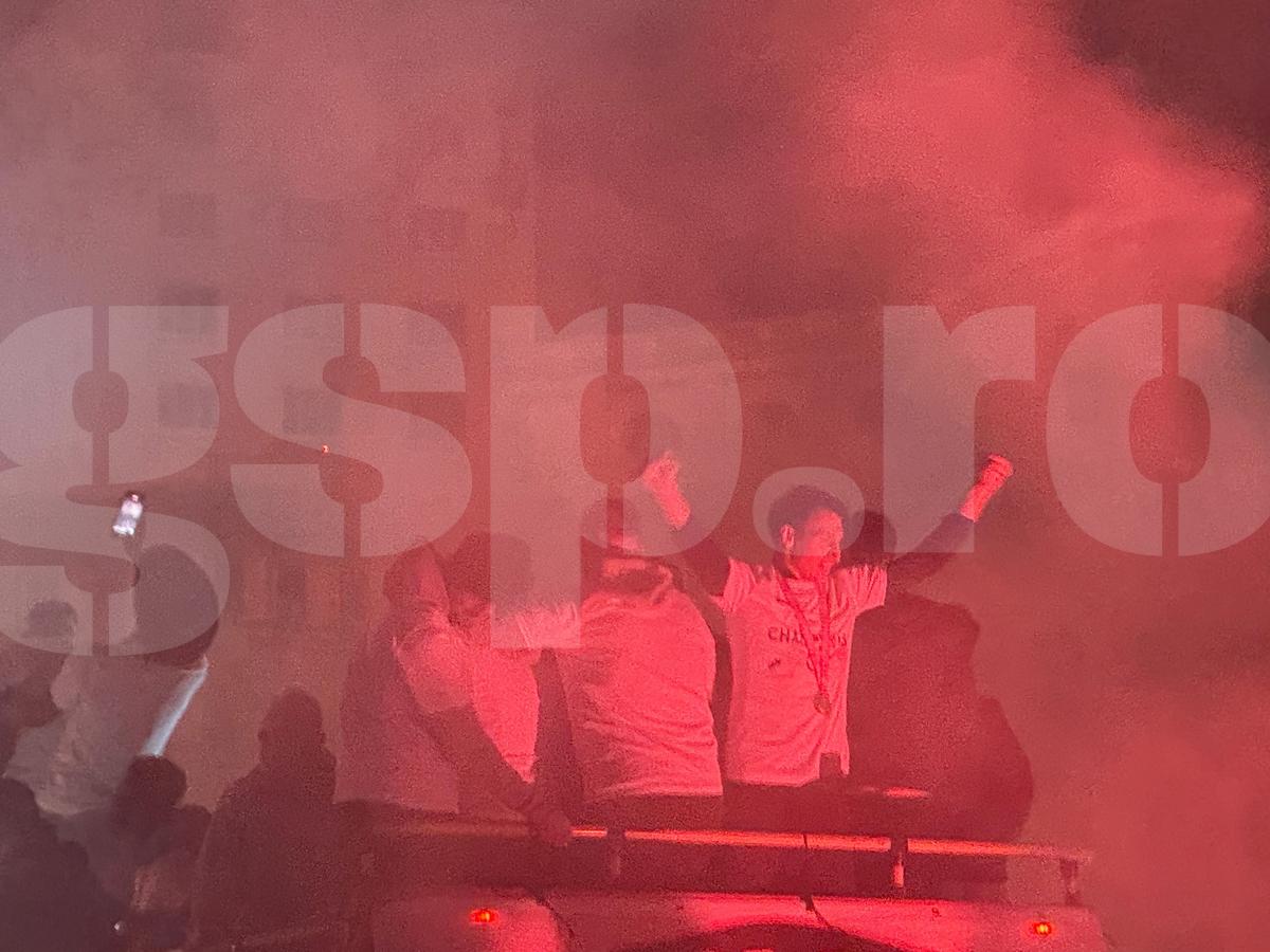 FCSB, torțe și artificii în Piața Constituției