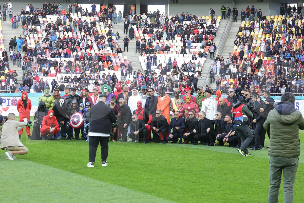 Jucătorii de la FCSB deghizați pe gazon/ foto: Ionuț Iordache GSP