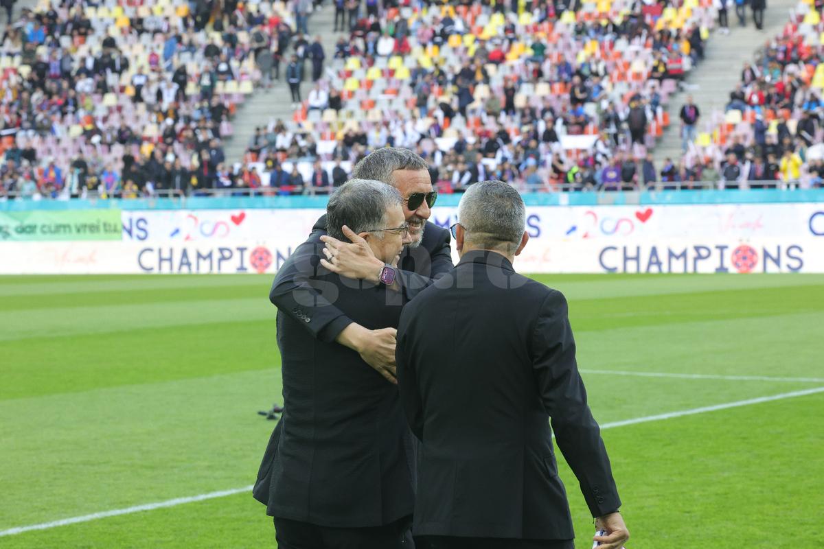 Jucătorii de la FCSB deghizați pe gazon/ foto: Ionuț Iordache GSP