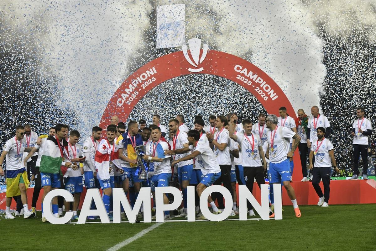 Universitatea Craiova, imagini cu trofeul