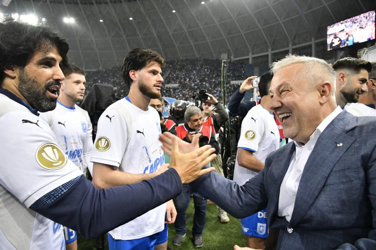 Universitatea Craiova, imagini cu trofeul