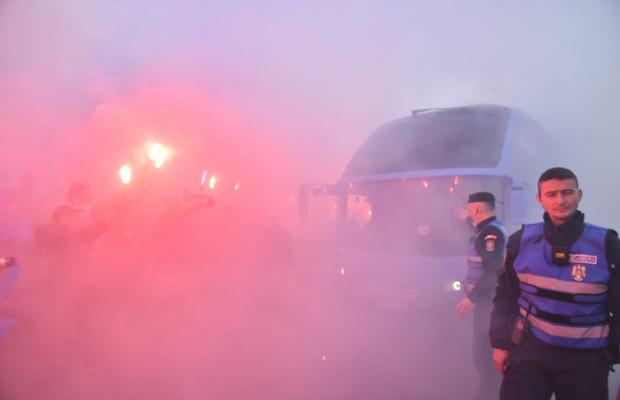 Chiar e atmosferă de titlu! Cum i-au așteptat ultrașii pe jucătorii Craiovei + clujenii, nevoiți să schimbe planul