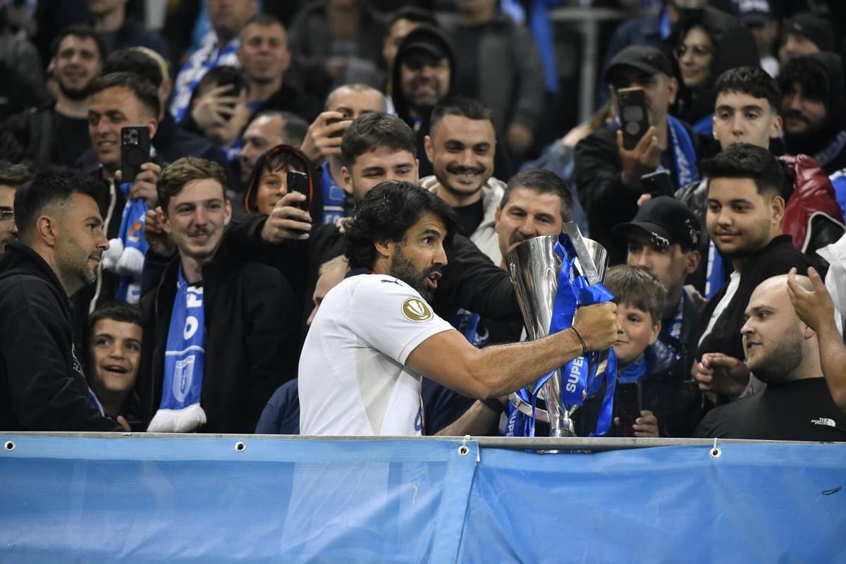 Universitatea Craiova, imagini cu trofeul