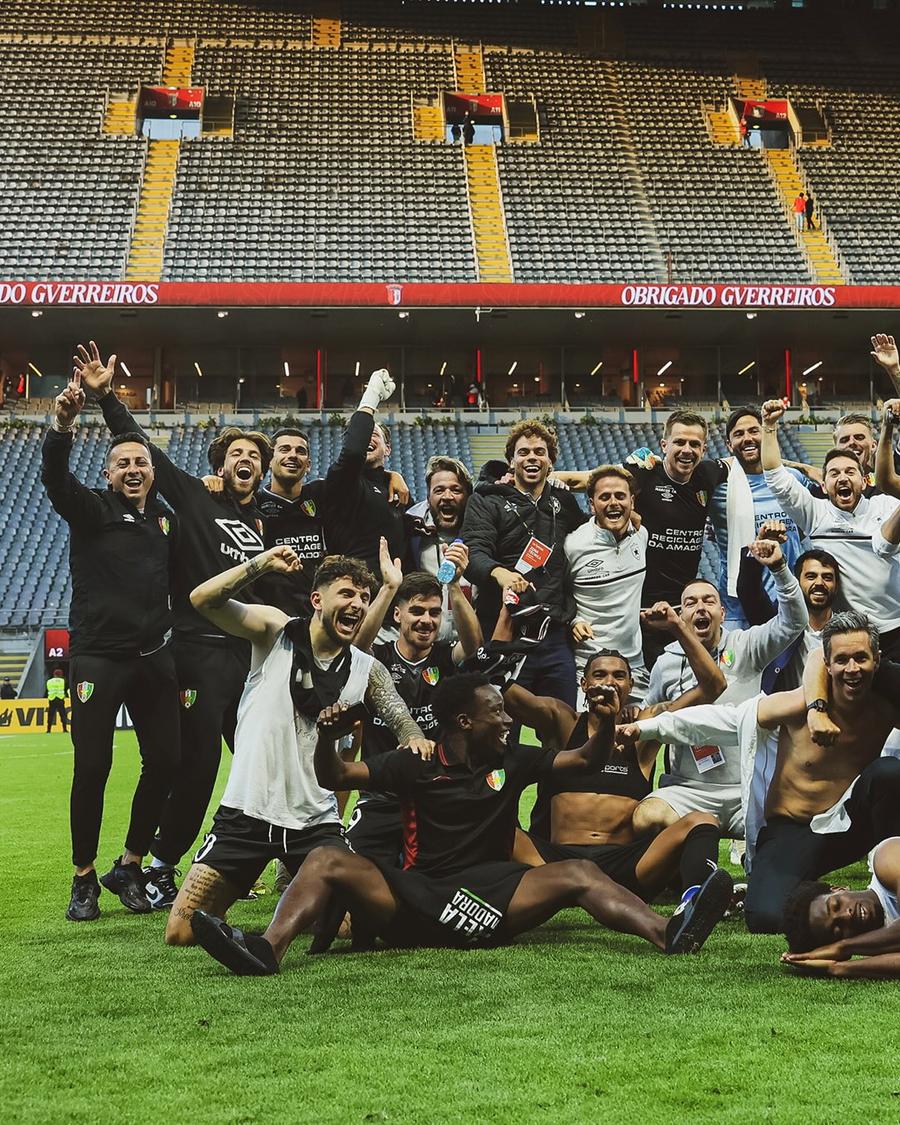 Ianis Stoica (primul din stânga jos) s-a salvat de la retrogradare / foto: Facebook CF Estrela da Amadora, SAD „Thriller” pentru Ianis Stoica în Portugalia » Un gol marcat în minutul 90+6 i-a salvat echipa de la retrogradare
