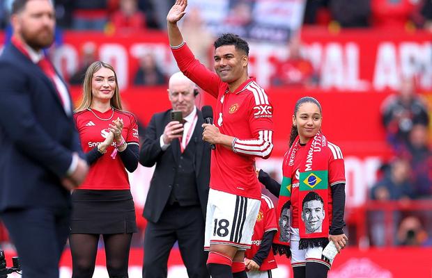 Casemiro, aplaudat la scenă deschisă după ultimul meci acasă pentru Manchester United: „Voi, suporterii, sunteți cel mai bun lucru!”