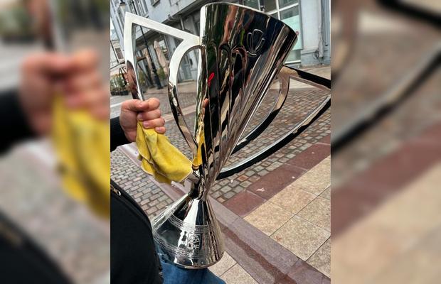Scandal la Craiova înaintea „finalei” la titlu » Liderul galeriei de la FCU susține că a furat trofeul » Superliga a replicat imediat: „Stați liniștiți!”