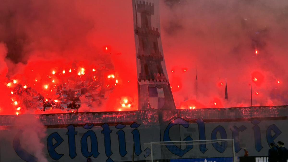 Oltenii au aprins peluza la meciul de titlu din Bănie! Demersul organizatorilor, imediat după golul de 2-0