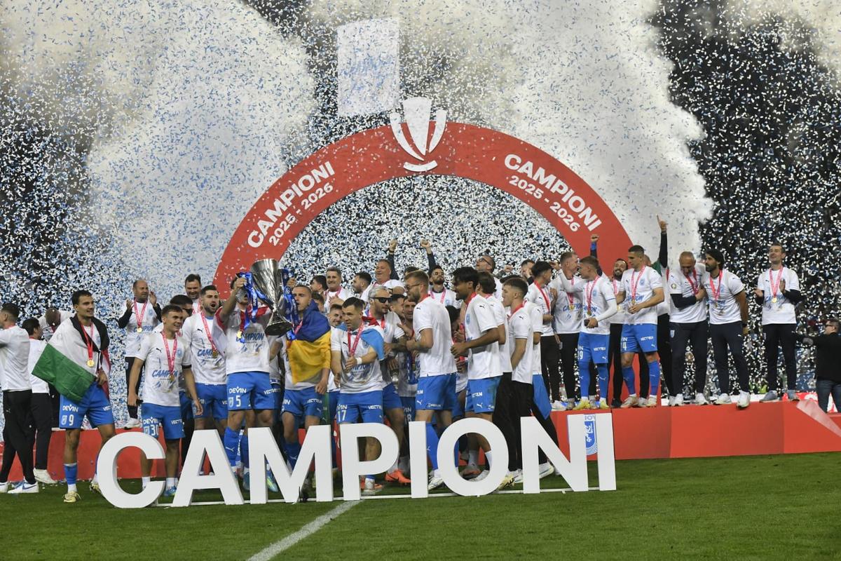 Universitatea Craiova, imagini cu trofeul