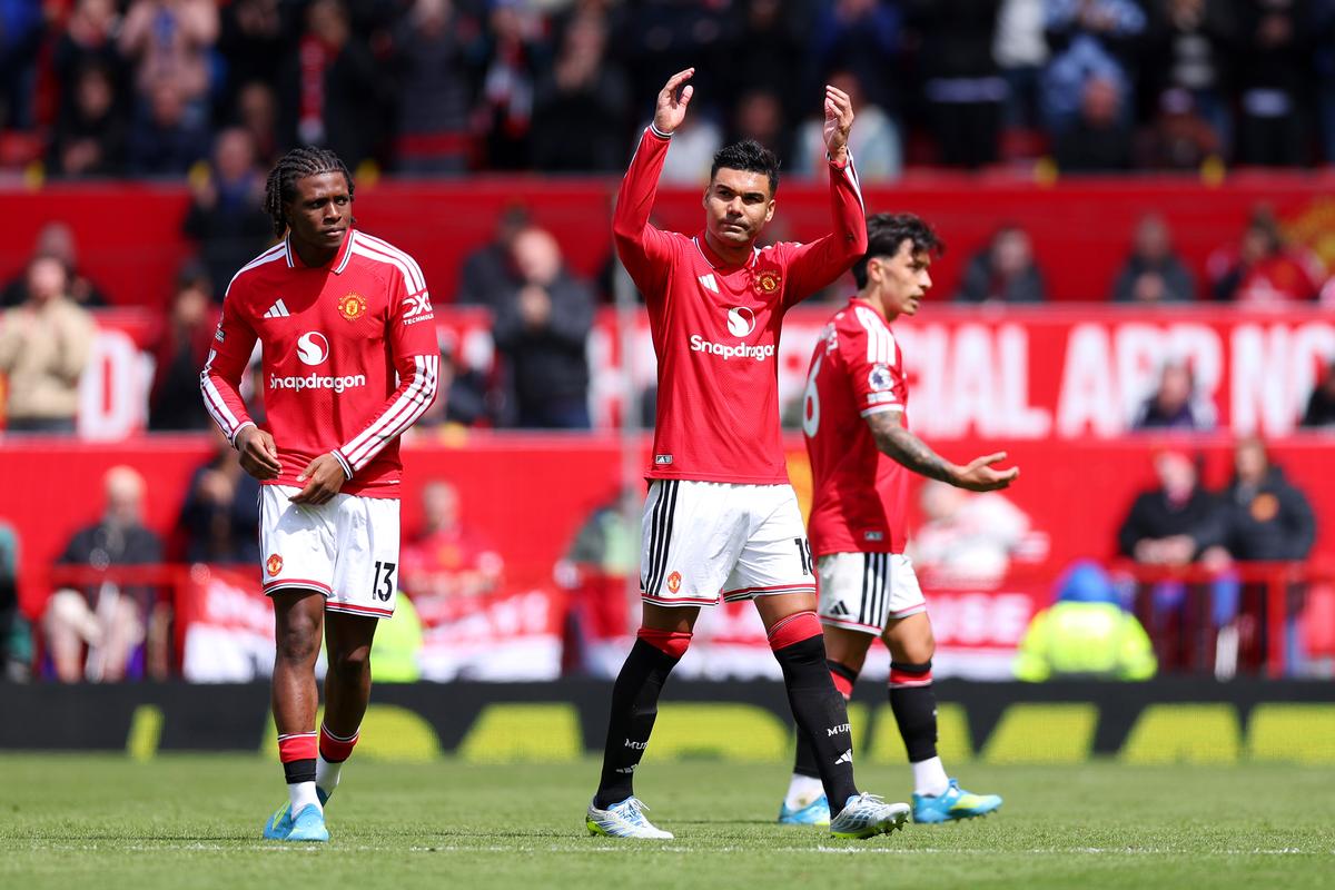 Casemiro, aplaudat la scenă deschisă după ultimul meci acasă pentru Manchester United: „Voi, suporterii, sunteți cel mai bun lucru!”