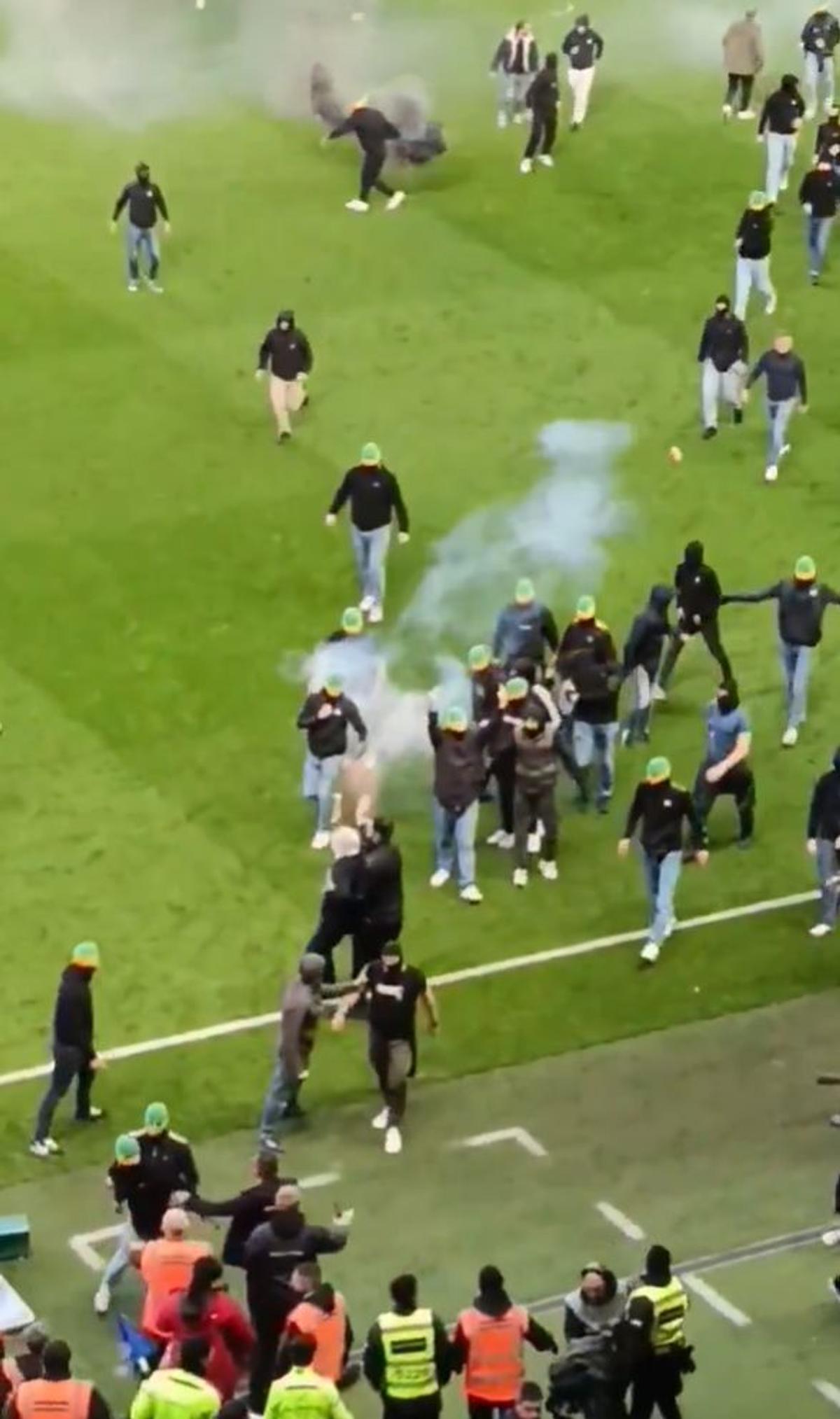 Meci abandonat în ultima etapă din Ligue 1 » Suporterii au intrat pe teren și au aruncat cu torțe spre banca tehnică