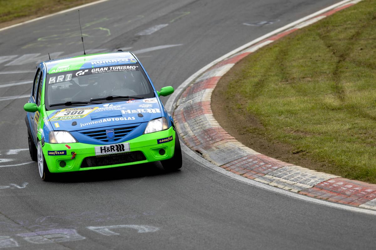 Dacia Logan, în centrul atenției pe circuitul de la Nurburgring » Imagini de la cursa unde concurează și Max Verstappen