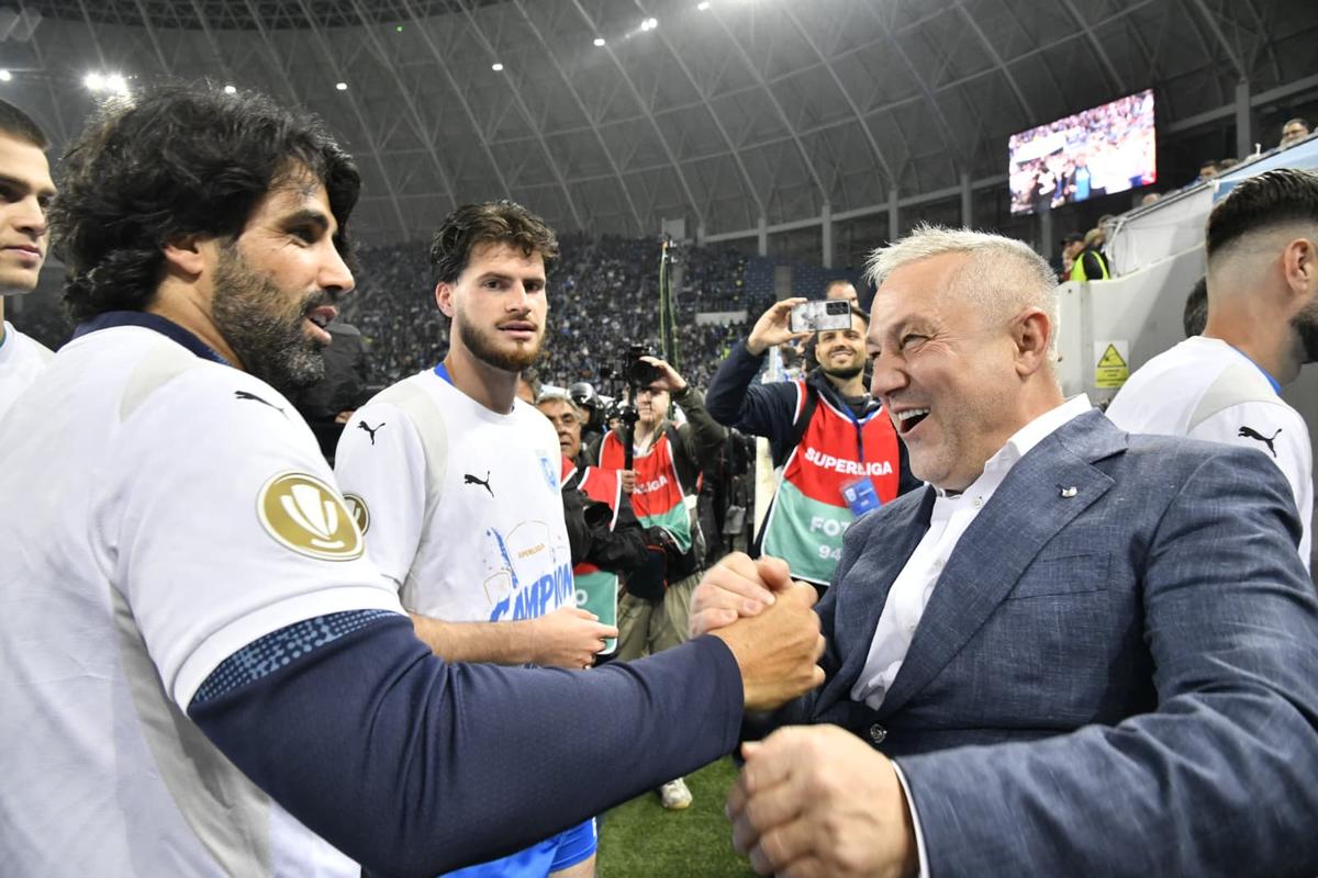 Universitatea Craiova, imagini cu trofeul