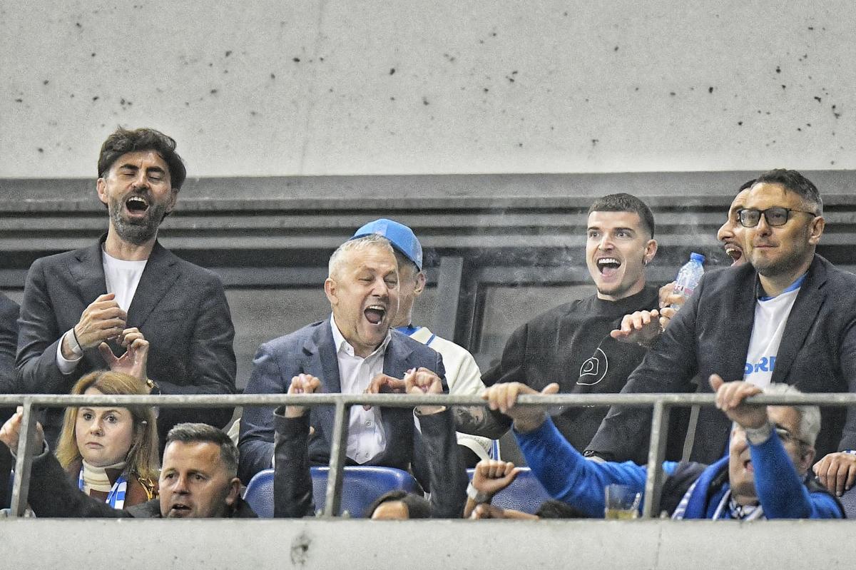 Petrecerea Craiovei s-a mutat pe malul lacului! Mihai Rotaru, scandări cot la cot cu jucătorii