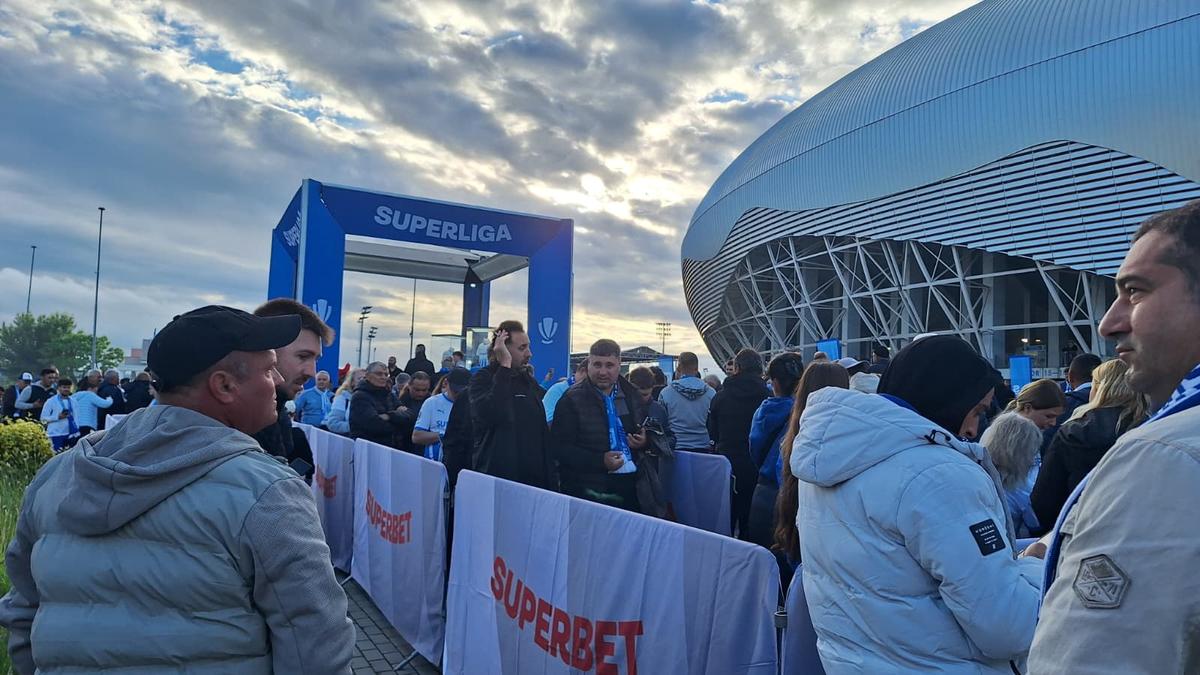 Chiar e atmosferă de titlu! Cum i-au așteptat ultrașii pe jucătorii Craiovei + clujenii, nevoiți să schimbe planul