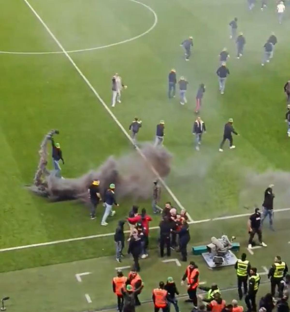 Meci abandonat în ultima etapă din Ligue 1 » Suporterii au intrat pe teren și au aruncat cu torțe spre banca tehnică