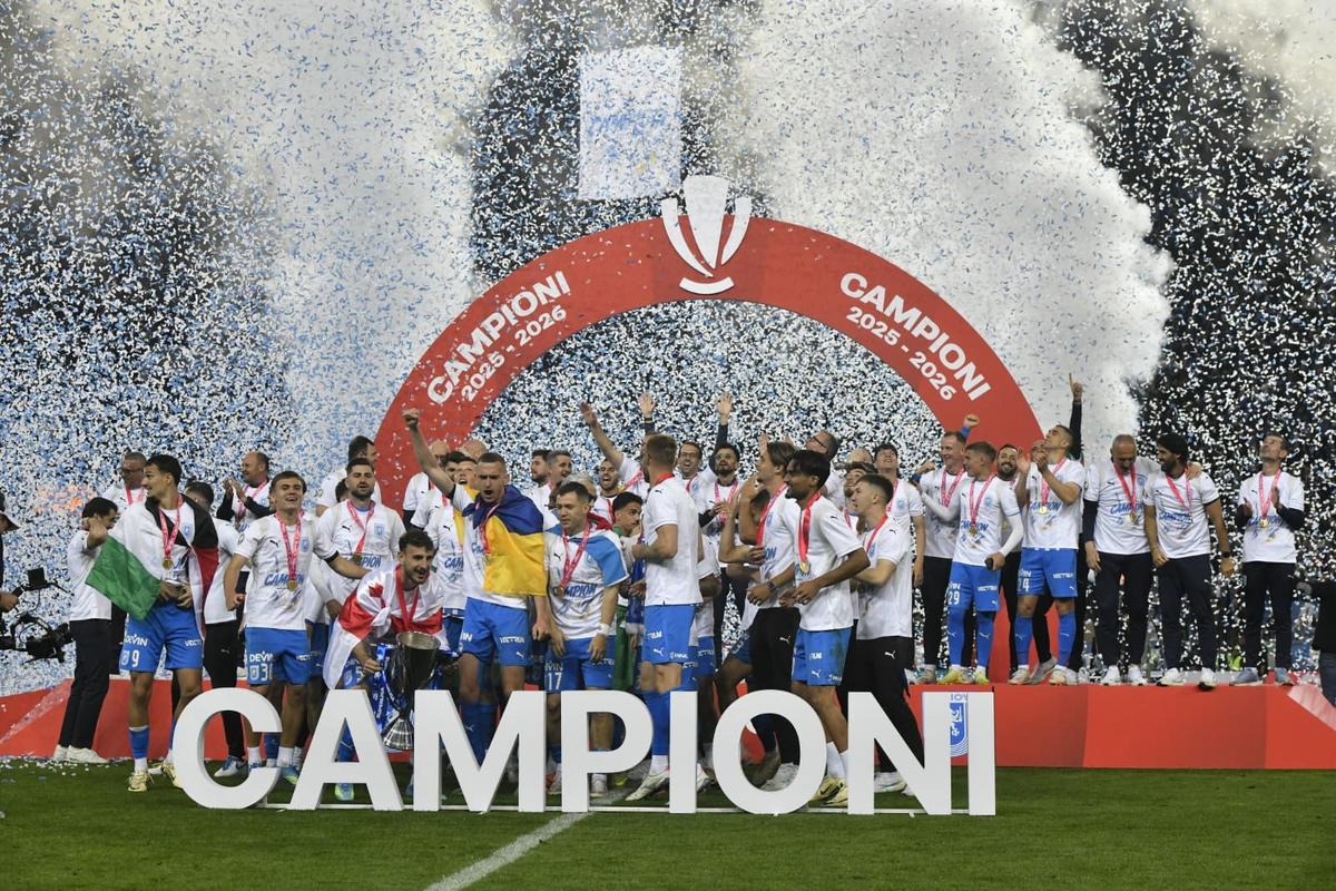 Universitatea Craiova, imagini cu trofeul