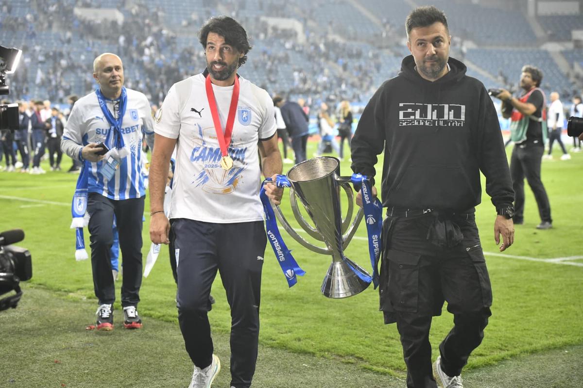 Universitatea Craiova, imagini cu trofeul
