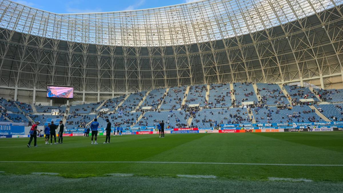 Chiar e atmosferă de titlu! Cum i-au așteptat ultrașii pe jucătorii Craiovei + clujenii, nevoiți să schimbe planul