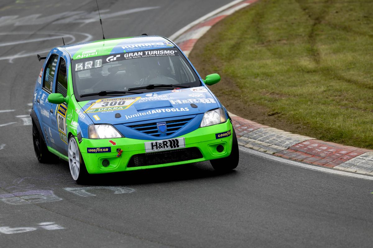 Dacia Logan, în centrul atenției pe circuitul de la Nurburgring » Imagini de la cursa unde concurează și Max Verstappen
