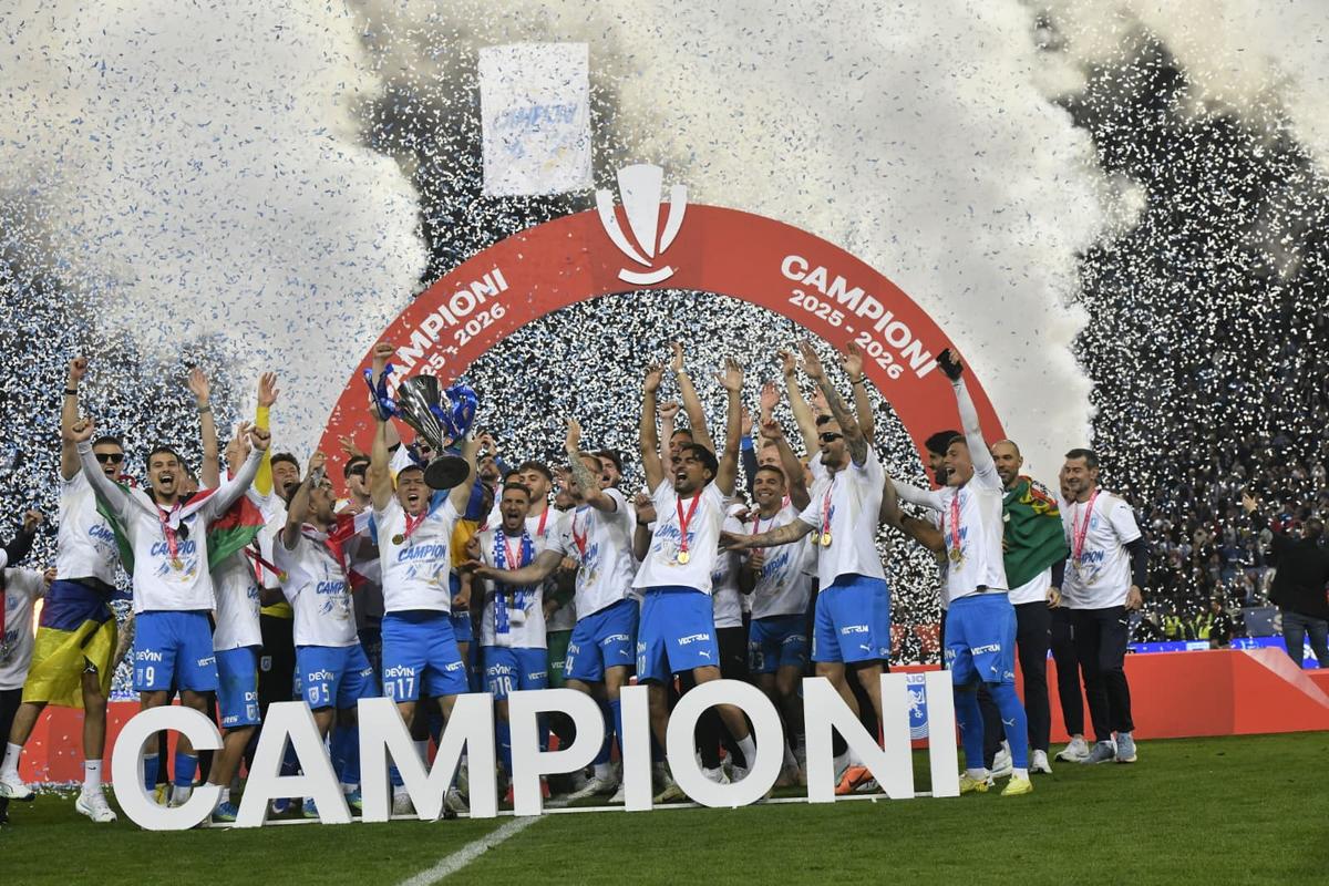 Universitatea Craiova, imagini cu trofeul
