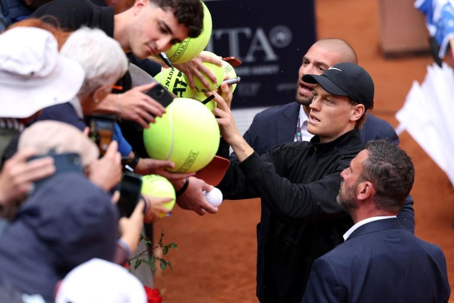 Jannik Sinner semnând autografe la Roma Foto: Guliver/GettyImages Jannik Sinner, alături de Nadal! S-a impus pentru prima dată la Roma și a intrat în istorie