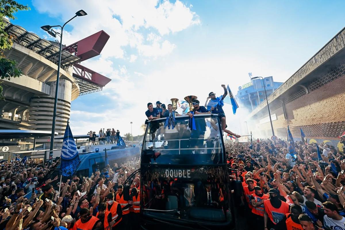 Paradă Inter după „dubla” cu Chivu