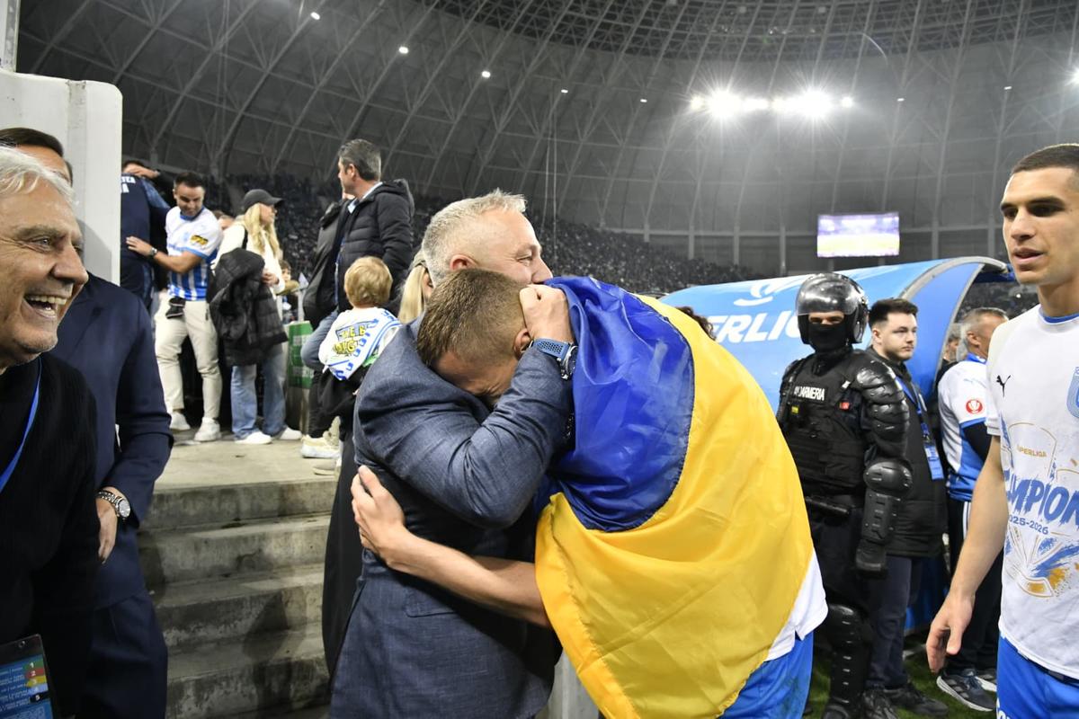 Universitatea Craiova, imagini cu trofeul