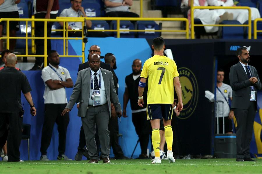 Cristiano Ronaldo a plecat direct la vestiare după fluierul final / Foto: GettyImages Cristiano Ronaldo, în continuare fără trofeu la Al Nassr » Gest lipsit de respect la final!
