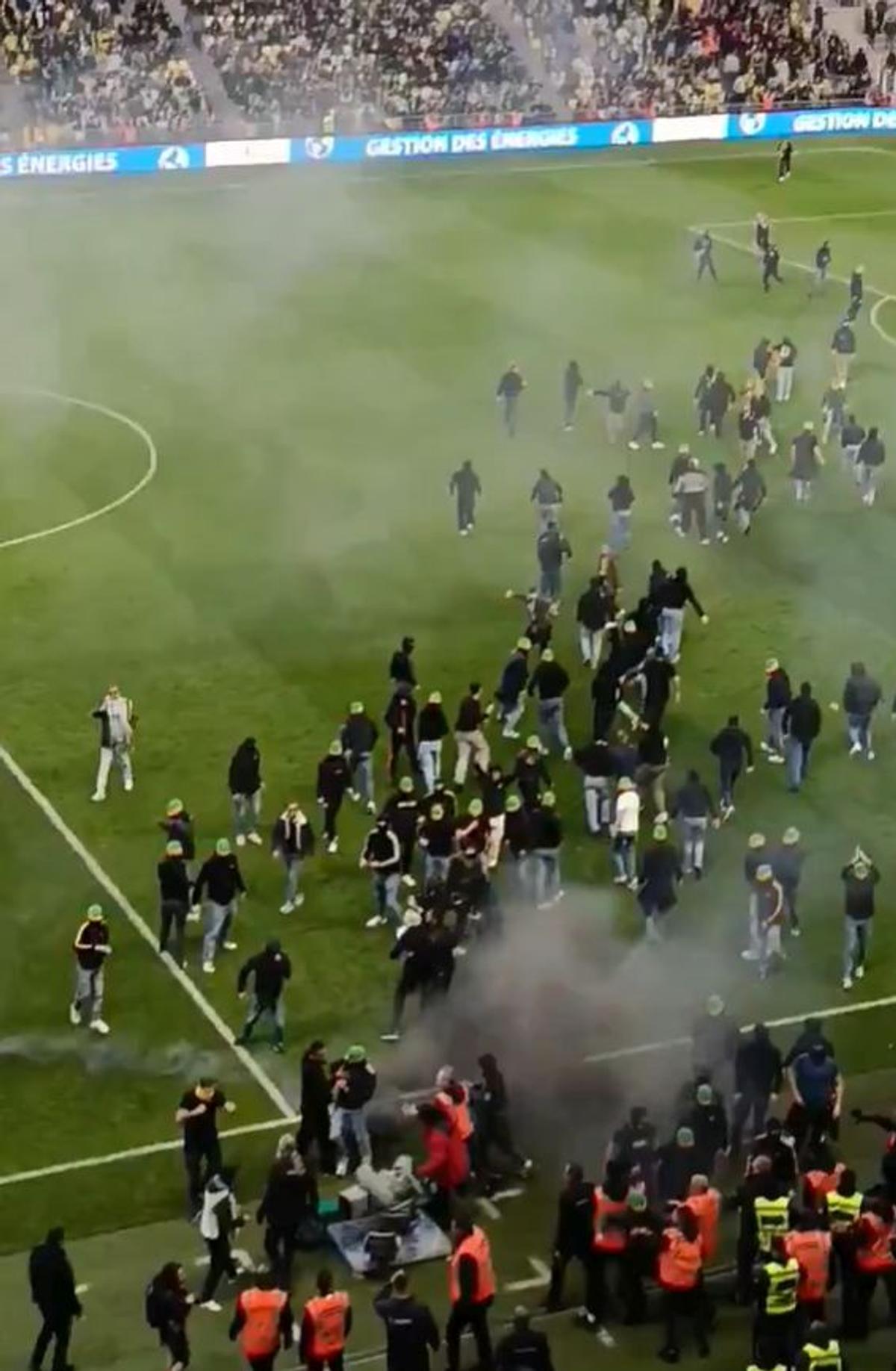 Meci abandonat în ultima etapă din Ligue 1 » Suporterii au intrat pe teren și au aruncat cu torțe spre banca tehnică