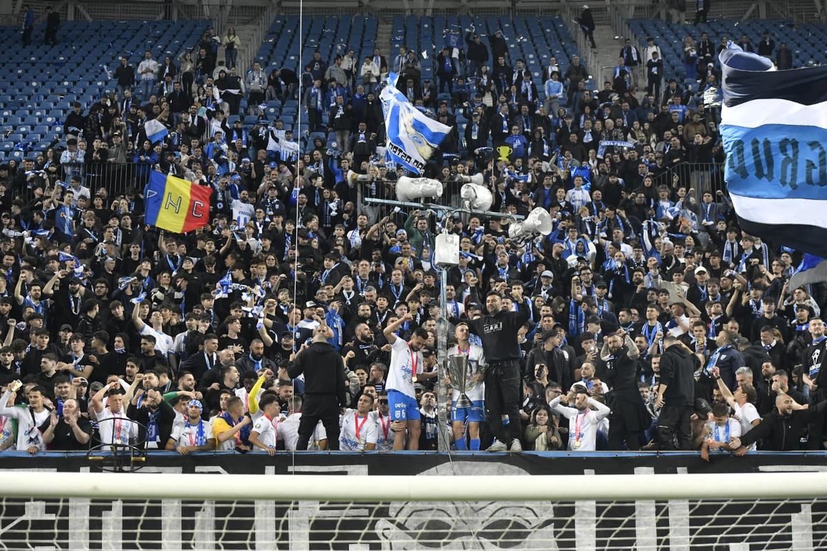 Universitatea Craiova, imagini cu trofeul