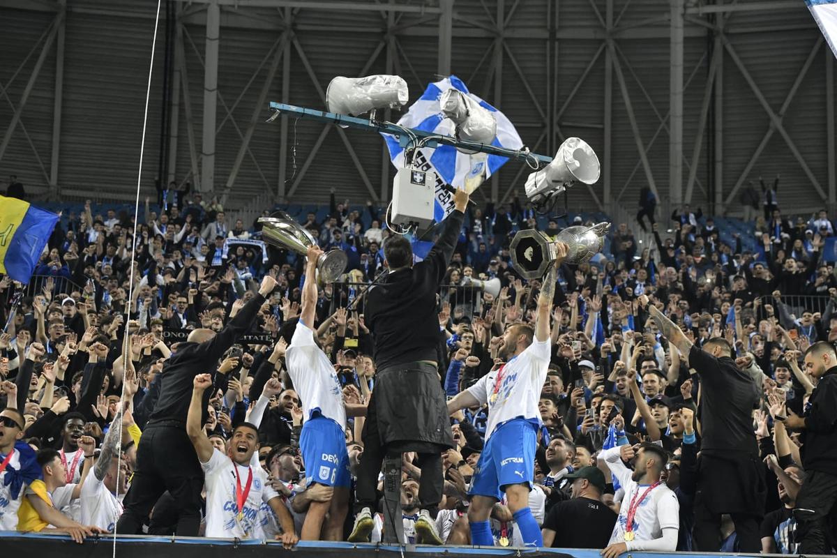 Universitatea Craiova, imagini cu trofeul