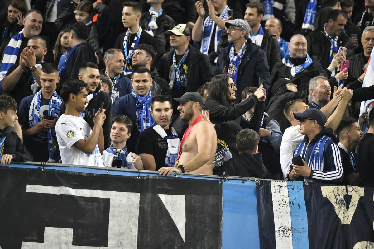 Universitatea Craiova, imagini cu trofeul