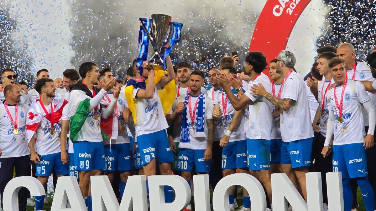 Universitatea Craiova, imagini cu trofeul