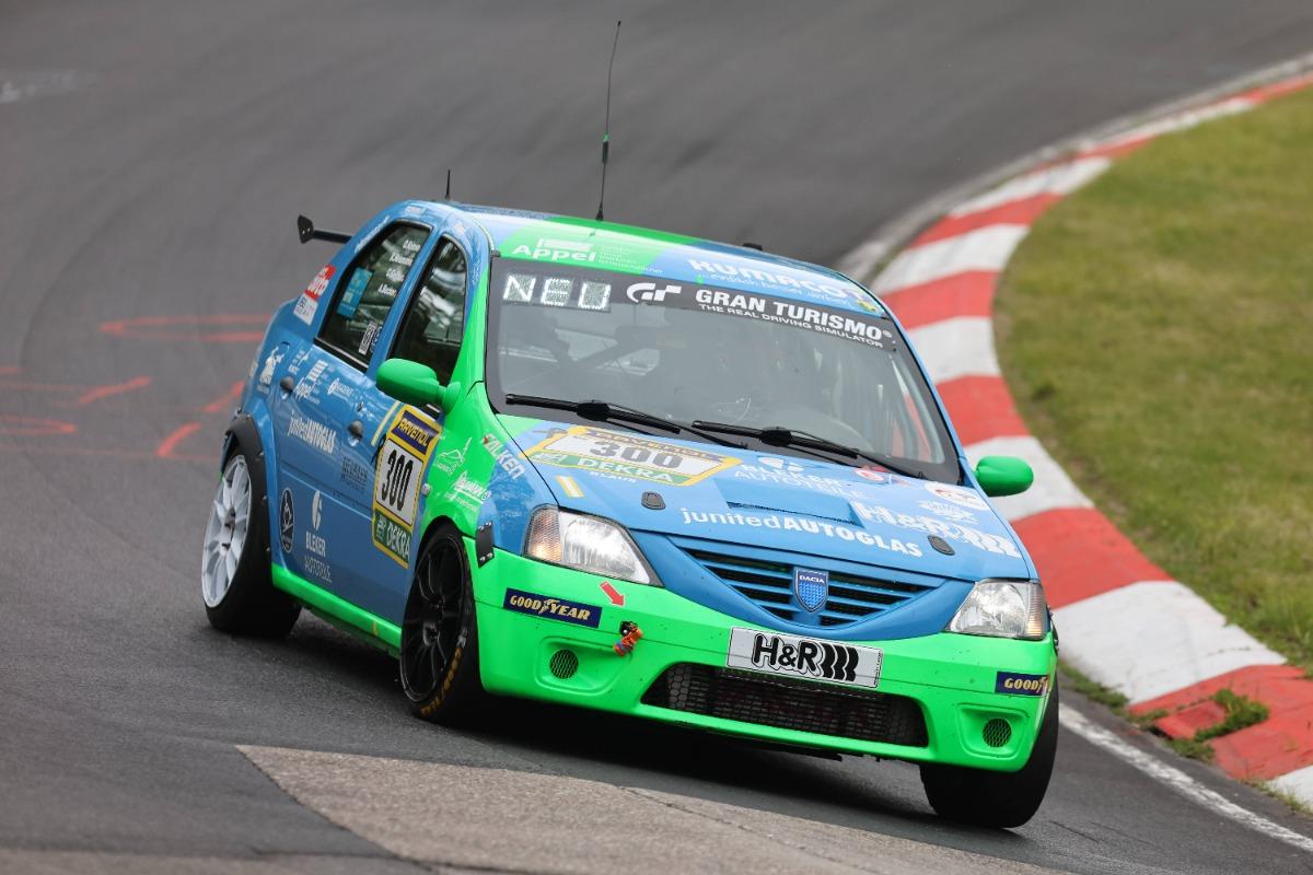 Dacia Logan, în centrul atenției pe circuitul de la Nurburgring » Imagini de la cursa unde concurează și Max Verstappen