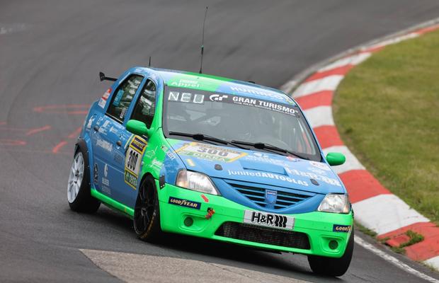 Dacia Logan, în centrul atenției pe circuitul de la Nurburgring » Imagini de la cursa unde concurează și Max Verstappen