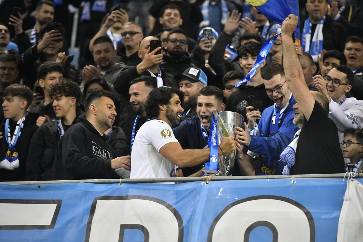 Universitatea Craiova, imagini cu trofeul