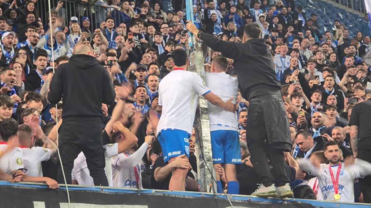 Universitatea Craiova, imagini cu trofeul