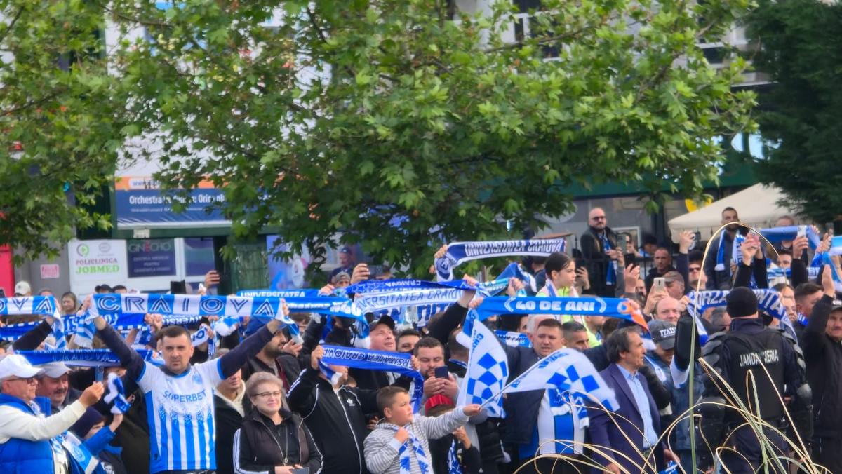 Chiar e atmosferă de titlu! Cum i-au așteptat ultrașii pe jucătorii Craiovei + clujenii, nevoiți să schimbe planul