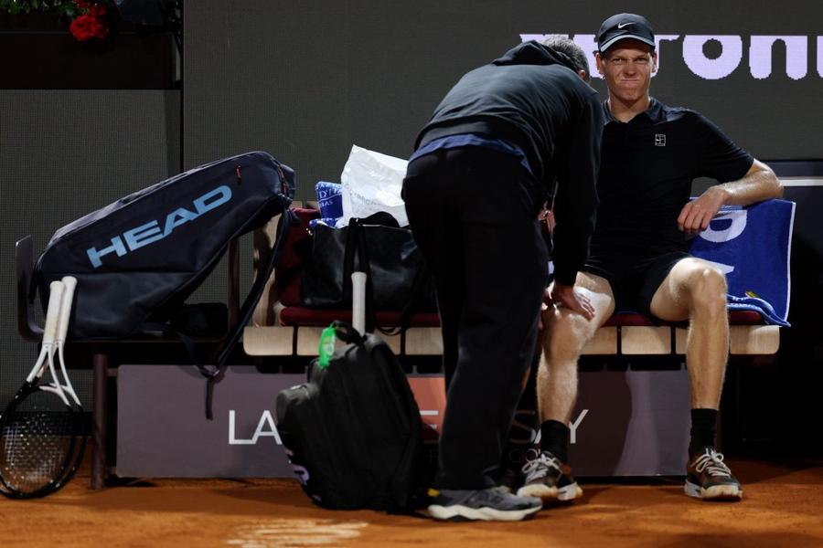 Jannik Sinner primind îngrijiri medicale în semifinale la Roma Foto: Guliver/GettyImages Septupla campioană de Grand Slam, semnal de alarmă pentru Sinner: „E marea țintă a anului, dar presiunea va fi imensă”