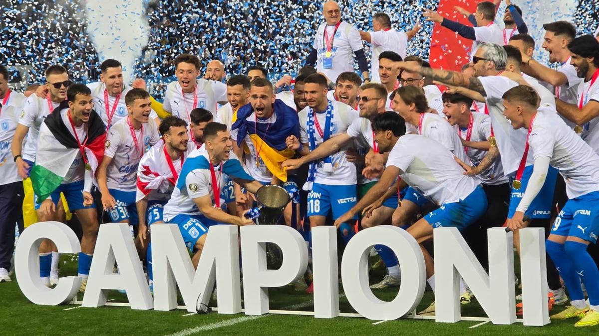 Universitatea Craiova, imagini cu trofeul