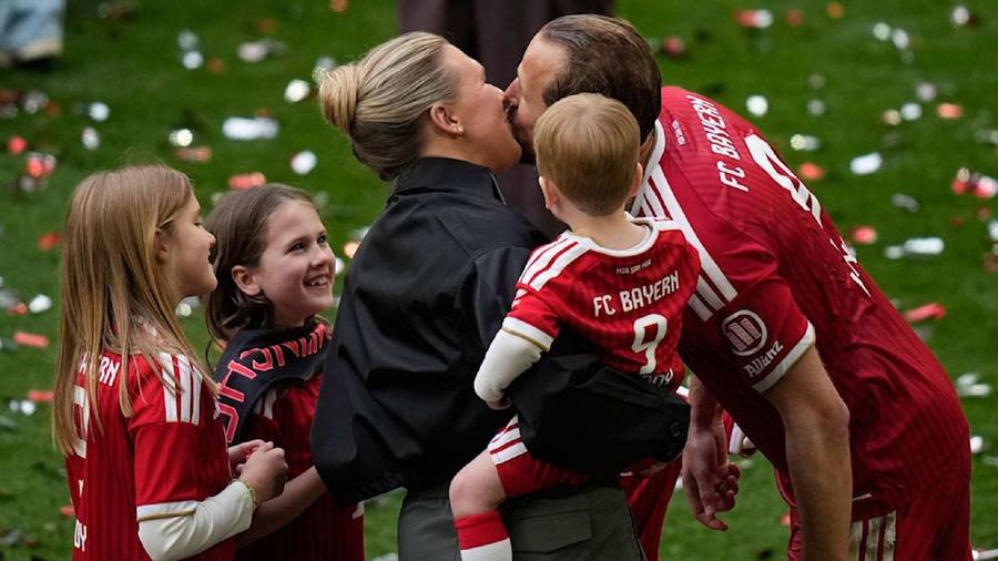 Harry Kane și-a sărutat soția pe gazon, în fața copiilor Bayern, recordul secolului XXI! » A întrecut-o pe Real Madrid
