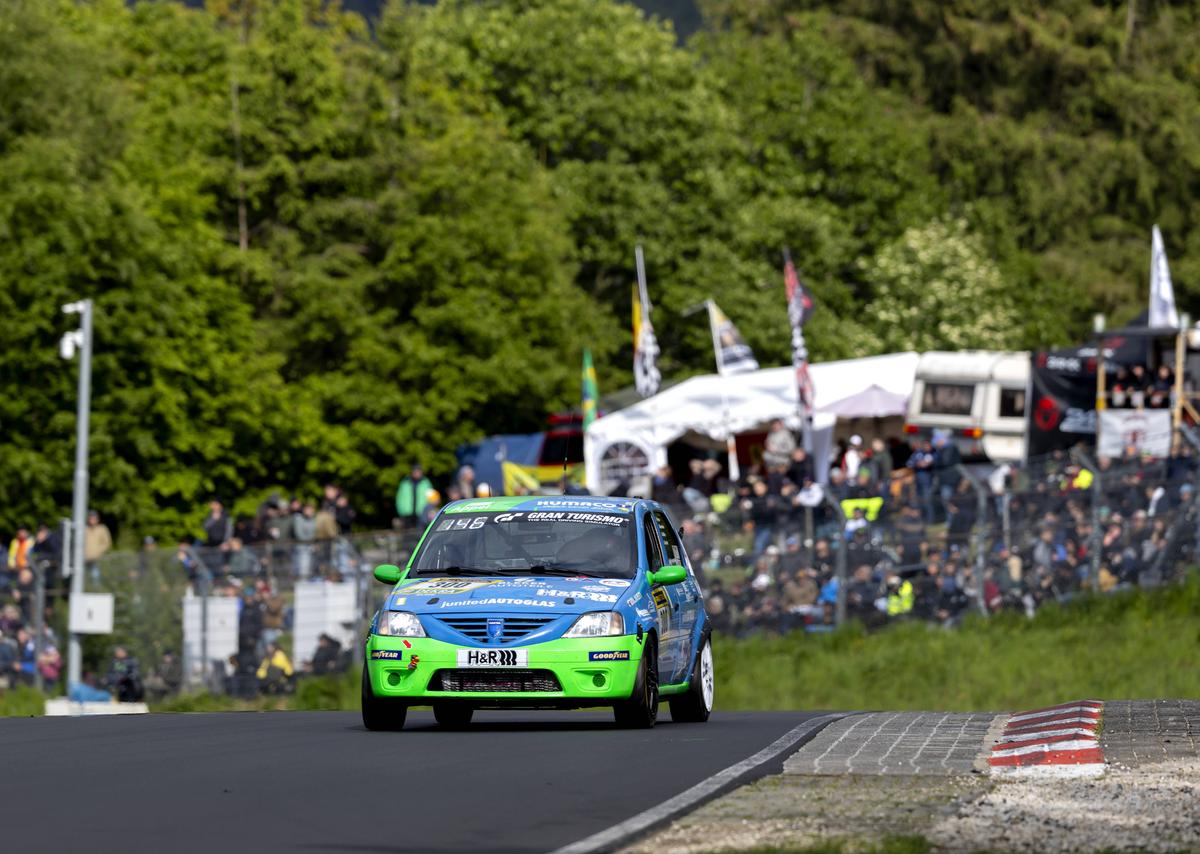Dacia Logan, în centrul atenției pe circuitul de la Nurburgring » Imagini de la cursa unde concurează și Max Verstappen
