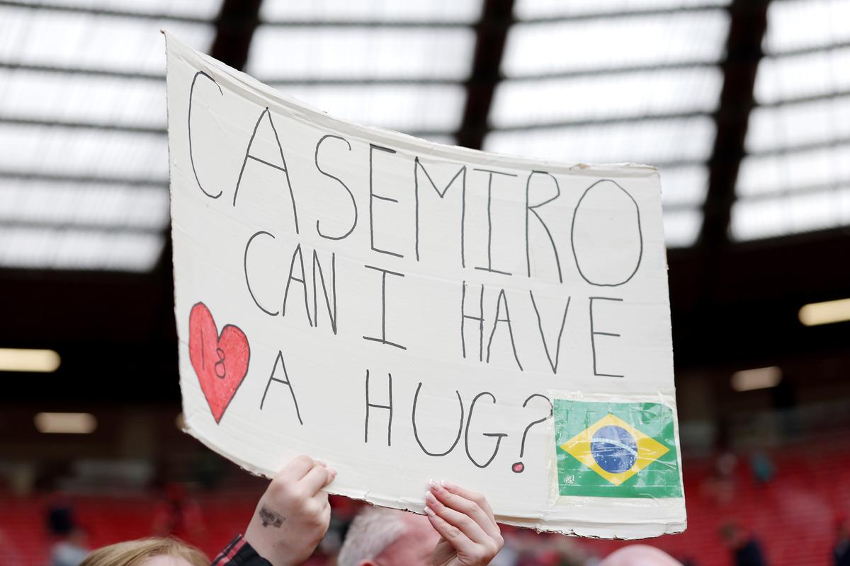 Casemiro, aplaudat la scenă deschisă după ultimul meci acasă pentru Manchester United: „Voi, suporterii, sunteți cel mai bun lucru!”