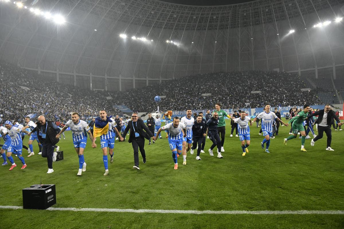Petrecerea Craiovei s-a mutat pe malul lacului! Mihai Rotaru, scandări cot la cot cu jucătorii