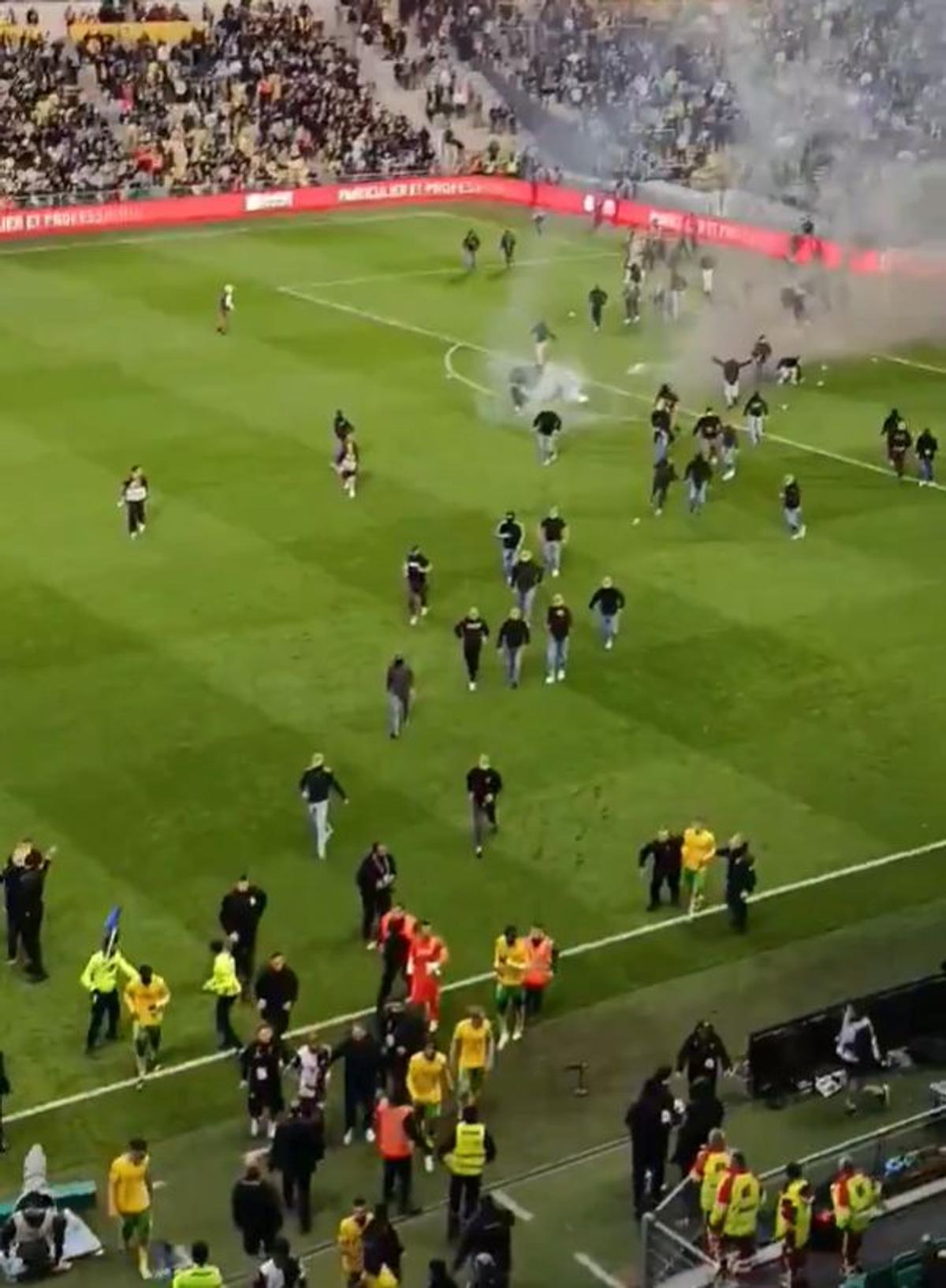 Suporterii au intrat pe teren la meciul lui Nantes