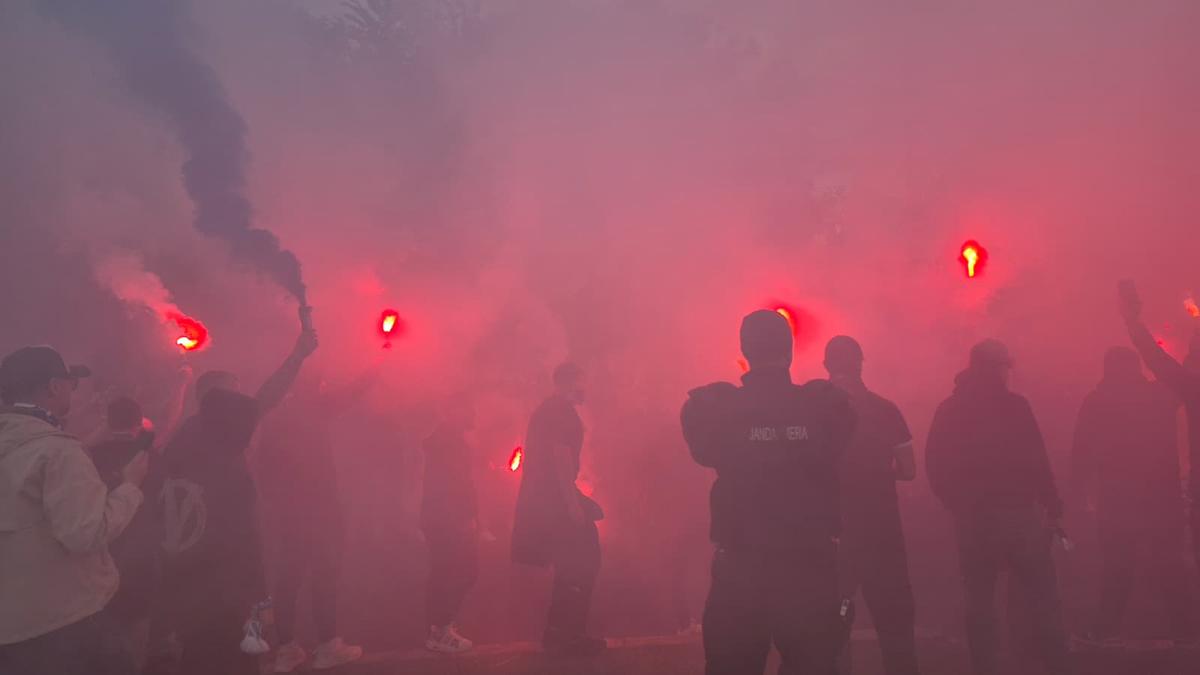 Chiar e atmosferă de titlu! Cum i-au așteptat ultrașii pe jucătorii Craiovei + clujenii, nevoiți să schimbe planul